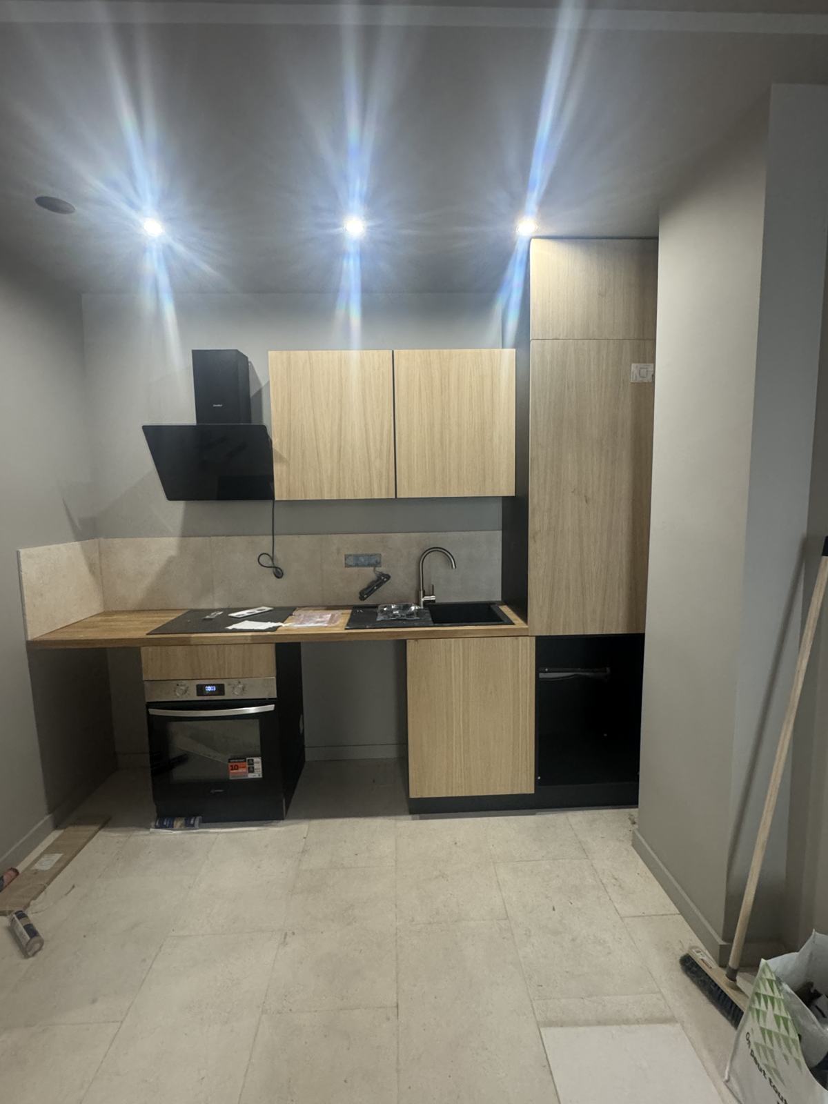 Cuisine aménagée avec façades en bois clair