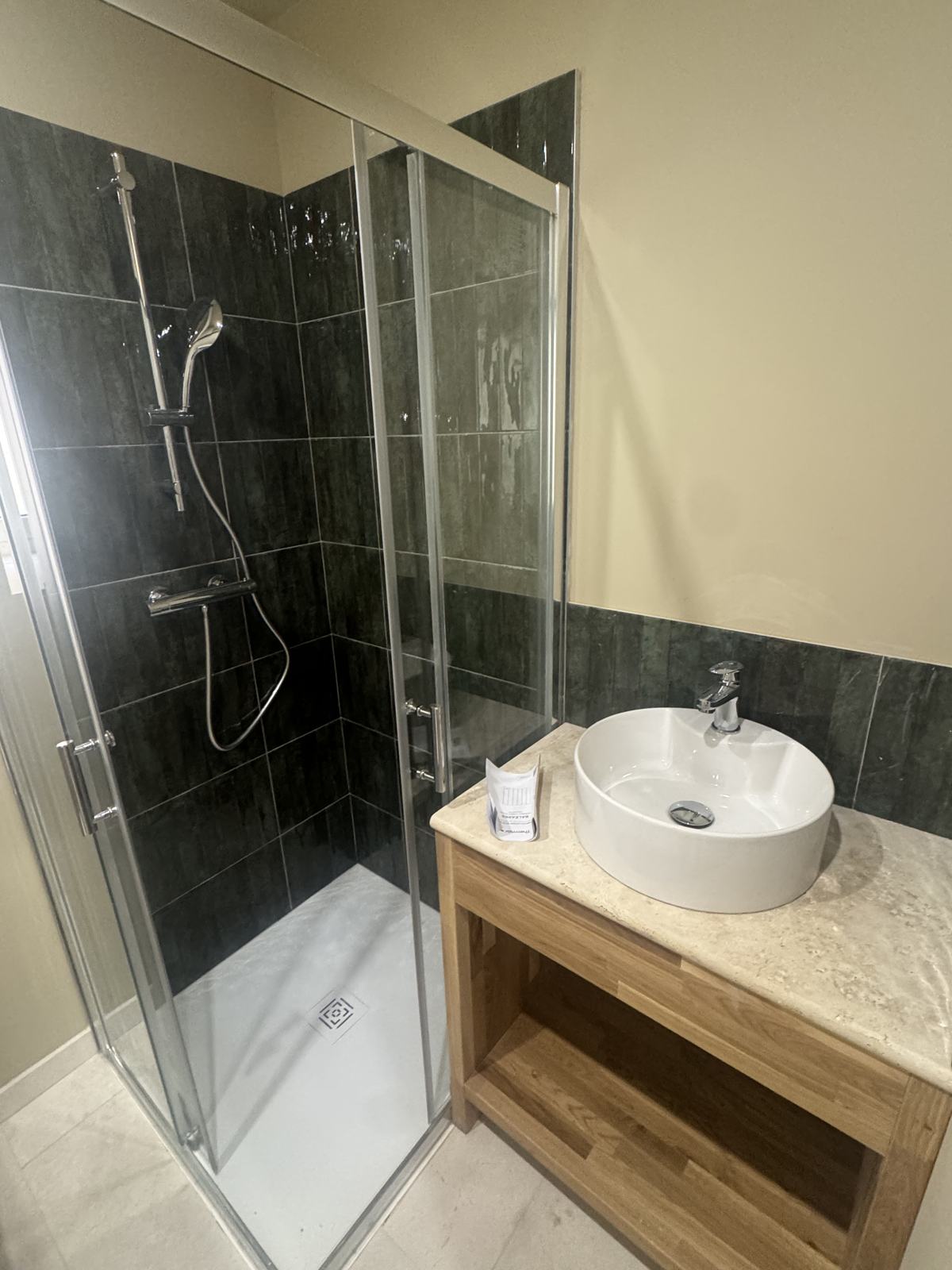 Douche à l'italienne avec paroi vitrée et meuble vasque en bois